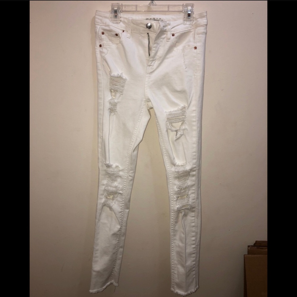 White distressed skinny jeans